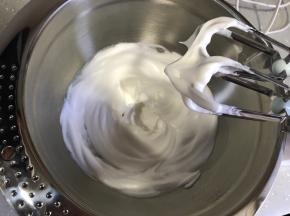 期间打发蛋清
低速将蛋清打发至鱼眼状，加入第一次细砂糖，高速打发至细腻泡沫后加入第二次细砂糖，继续高速打发至出现纹路，加入剩余细砂糖。高速打发至硬性发泡，转低速整理一下蛋白霜，提起打蛋头有小尖勾