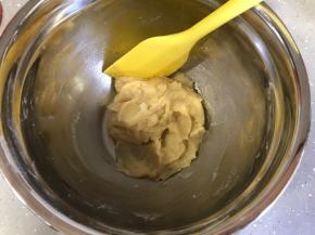 搅拌均匀，盖上保鲜膜备用