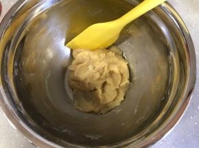 搅拌均匀，盖上保鲜膜备用