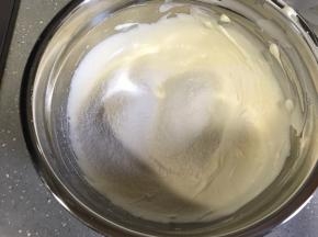 低筋面粉分两次过筛加入，每一次翻拌均匀再加入下一次