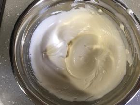 加入蛋黄，继续中速打发3分钟。打发好的面糊滴落纹路保持10秒不消失