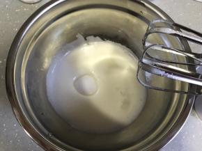打发至细腻泡沫状，加入剩余二分之一细砂糖，继续高速打发