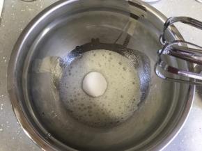 蛋清加入几滴柠檬汁，打蛋器低速打发至鱼眼状，加入三分之一细砂糖，转高速打发