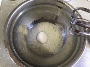 蛋清加入几滴柠檬汁，打蛋器低速打发至鱼眼状，加入三分之一细砂糖，转高速打发