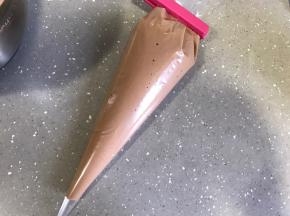 制作好的巧克力蛋糕糊倒回裱花袋