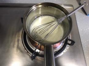 食用油和牛奶倒入奶锅混合加热至沸腾