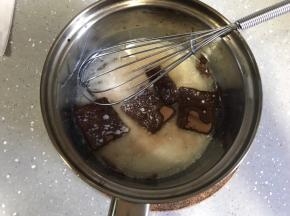 煮沸后离火，加入巧克力，用余温融化巧克力备用。