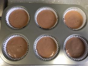 挤入事先放好纸托的模具中，挤7，8分满即可。放入烤箱，上下火160度烤20-25分钟