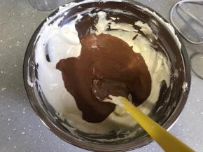 倒回蛋糕糊，翻拌均匀