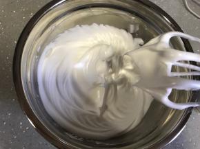 打至提起打蛋头出现小尖勾的硬性发泡状态。