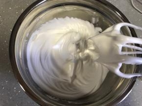 打至提起打蛋头出现小尖勾的硬性发泡状态。