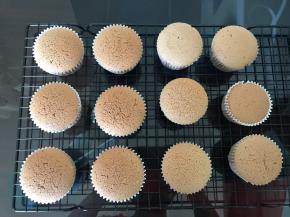 出炉后从模具取出，放在烤网上晾凉