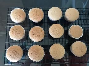 出炉后从模具取出，放在烤网上晾凉