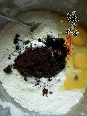 加入红糖，白糖，酵母粉，鸡蛋