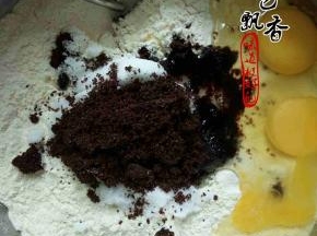 加入红糖，白糖，酵母粉，鸡蛋