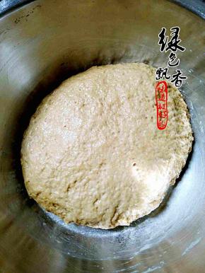 揉成光滑的面团，饧发两小时