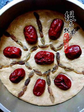 将面团揉匀放入模具，我用的是八寸蛋糕模具，再饧发半小时，随自己喜好装饰