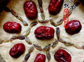 将面团揉匀放入模具，我用的是八寸蛋糕模具，再饧发半小时，随自己喜好装饰