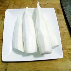 准备好茭白，去掉外皮