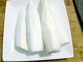 准备好茭白，去掉外皮