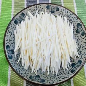 茭白去皮后洗干净，切丝