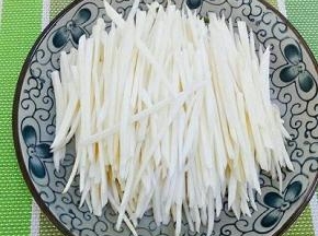 茭白去皮后洗干净，切丝