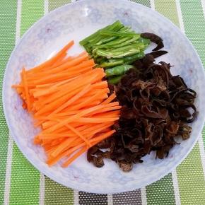 胡萝卜洗干净切丝，青椒切丝，木耳提前泡发切丝