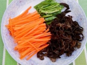 胡萝卜洗干净切丝，青椒切丝，木耳提前泡发切丝