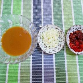 蒜切末，调料汁:生抽2勺、醋1勺、糖一小撮、淀粉2勺、清水6勺调成汁