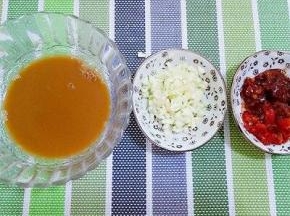 蒜切末，调料汁:生抽2勺、醋1勺、糖一小撮、淀粉2勺、清水6勺调成汁