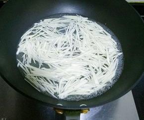 锅中烧开水，将茭白焯水备用，木耳也焯水