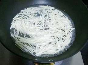 锅中烧开水，将茭白焯水备用，木耳也焯水