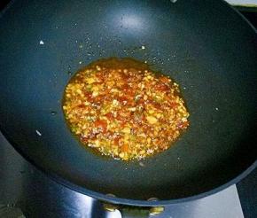 锅中烧热油，放入蒜末，郫县豆瓣酱煸炒