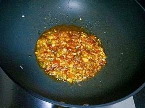 锅中烧热油，放入蒜末，郫县豆瓣酱煸炒