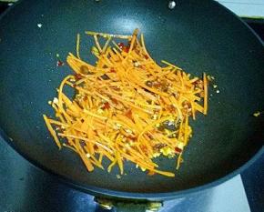 放入胡萝卜丝煸炒