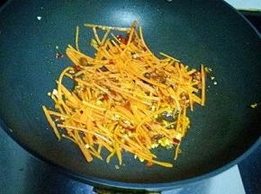 放入胡萝卜丝煸炒