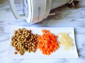 准备好多有食材，胡萝卜去皮，切丁，黄豆泡2小时以上，我放冰箱冷藏室泡了一夜。