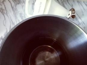 豆浆机中加入水，水量在最低水位线上。