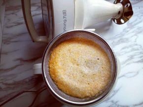 倒入过滤杯中，滤出豆渣。