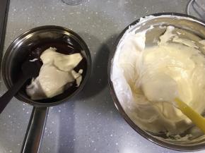 取一小部分蛋糕糊至巧克力溶液，翻拌均匀