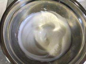 打发至出现纹路，加入剩余细砂糖，高速打发