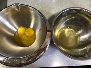 分离蛋清和蛋黄，容器保证无油无水。蛋清先放冰箱冷藏备用。烤箱上下火170度预热。