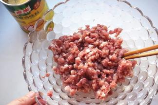 猪肉馅加入鸡粉，拌匀后腌制10分钟。