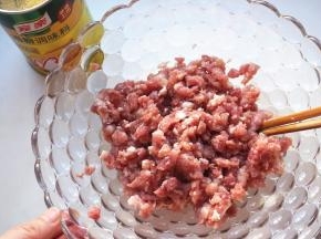猪肉馅加入鸡粉，拌匀后腌制10分钟。