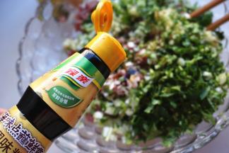 再加入姜末葱末香菜末，家乐海鲜点蘸鲜露以及所有调料。