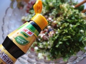 再加入姜末葱末香菜末，家乐海鲜点蘸鲜露以及所有调料。