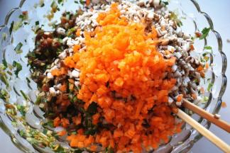 加入胡萝卜末和香菇末。