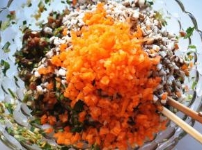 加入胡萝卜末和香菇末。