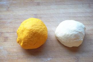 和面，活成两个光滑面团。
南瓜面团：南瓜泥130克，面粉200克。
白面团：水90克，面粉150克。