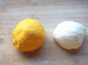 和面，活成两个光滑面团。
南瓜面团：南瓜泥130克，面粉200克。
白面团：水90克，面粉150克。